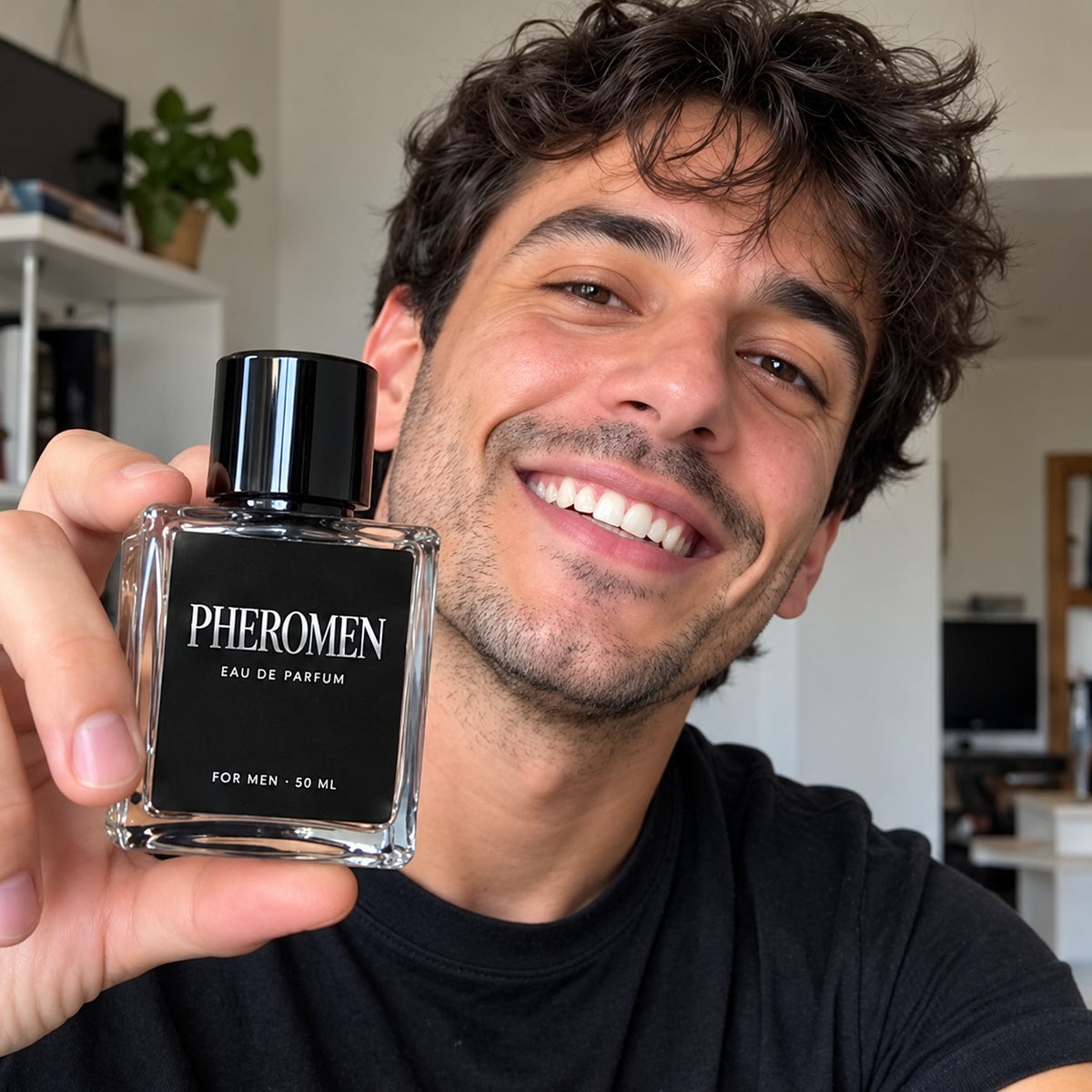 Hombre mostrando su frasco de Pheromen
